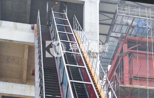 湖北黃石客戶朋友定制的封閉式大傾角皮帶輸送